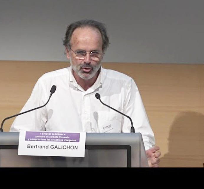 Photo du Dr Bertrand Galichon lors d'un exposé en juin 2021, Hôpital Saint-Louis