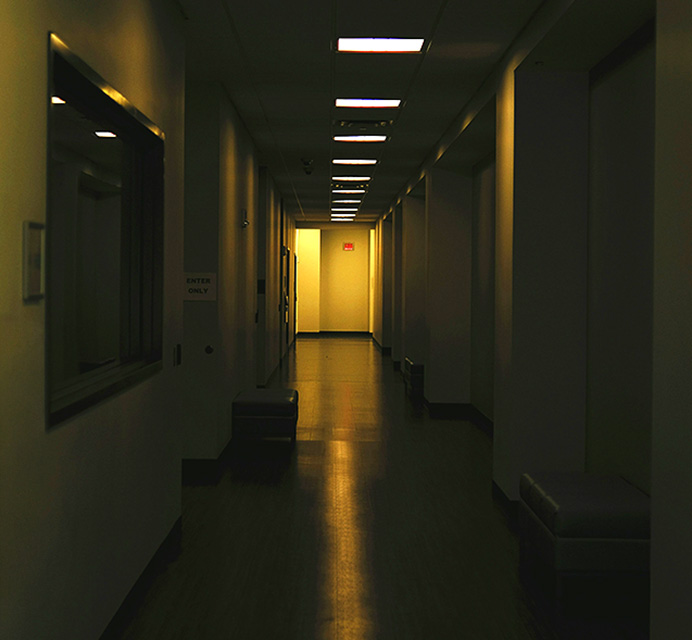 Les frottements du cœur : un couloir d'hôpital faiblement éclairé… Une photo tirée du catalogue Unsplash.com