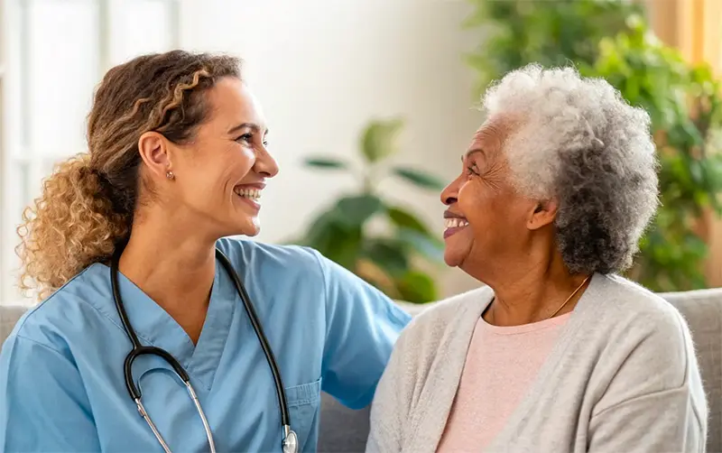 La relation humaine dans le soin, le partenariat patient : une patiente est encouragée par une soignante.